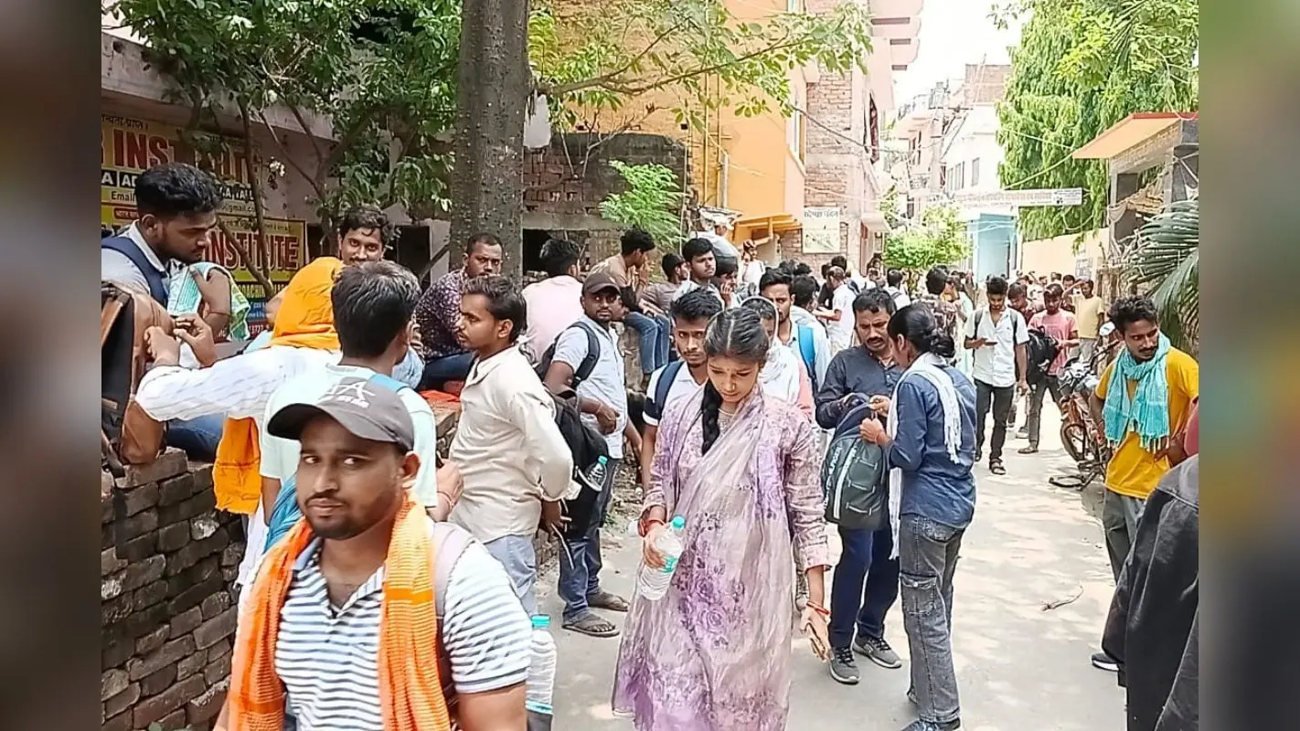 बिहार मद्य निषेध सिपाही भर्ती परीक्षा शुरू, सीवान में 21 केंद्रों पर कड़ी सुरक्षा के बीच परीक्षा आयोजित