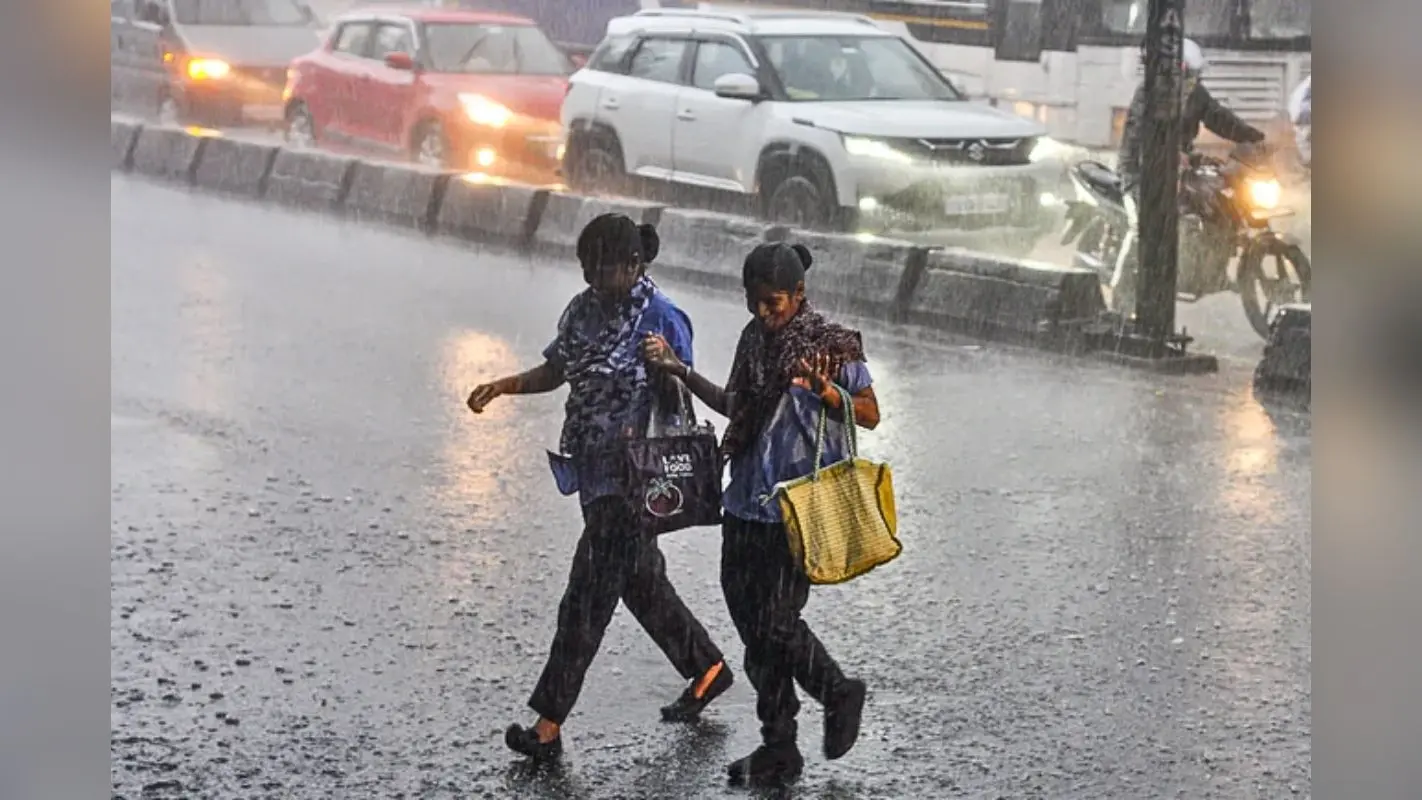 आज बादल, बारिश और गरज-चमक की संभावना, मौसम रहेगा सुहाना
