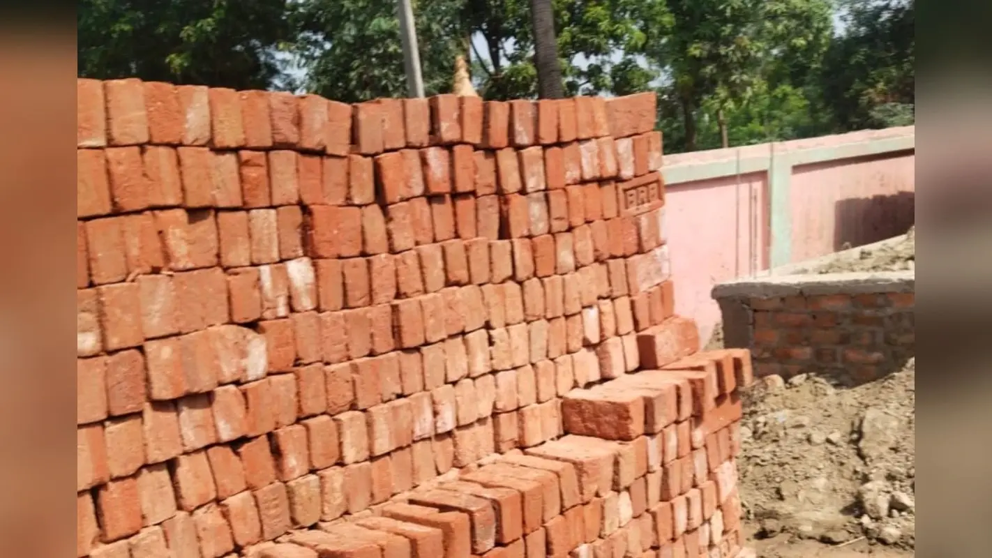 सारण के परसा में भारी बवाल, स्कूल भवन निर्माण में घटिया ईंट लगाने का आरोप, जांच की मांग