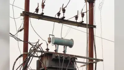 रोहतास में बिजली विभाग की लापरवाही आई सामने, हाईवे पर लटका बिजली का तार, राहगीरों और वाहनों के लिए बढ़ा खतरा