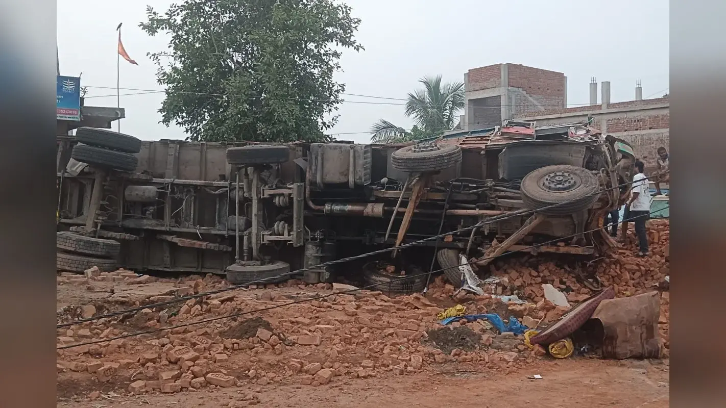 बोकारो में कोयला लदा ट्रक पलटा, खलासी की मौत, अस्पताल से फरार हुआ ड्राइवर