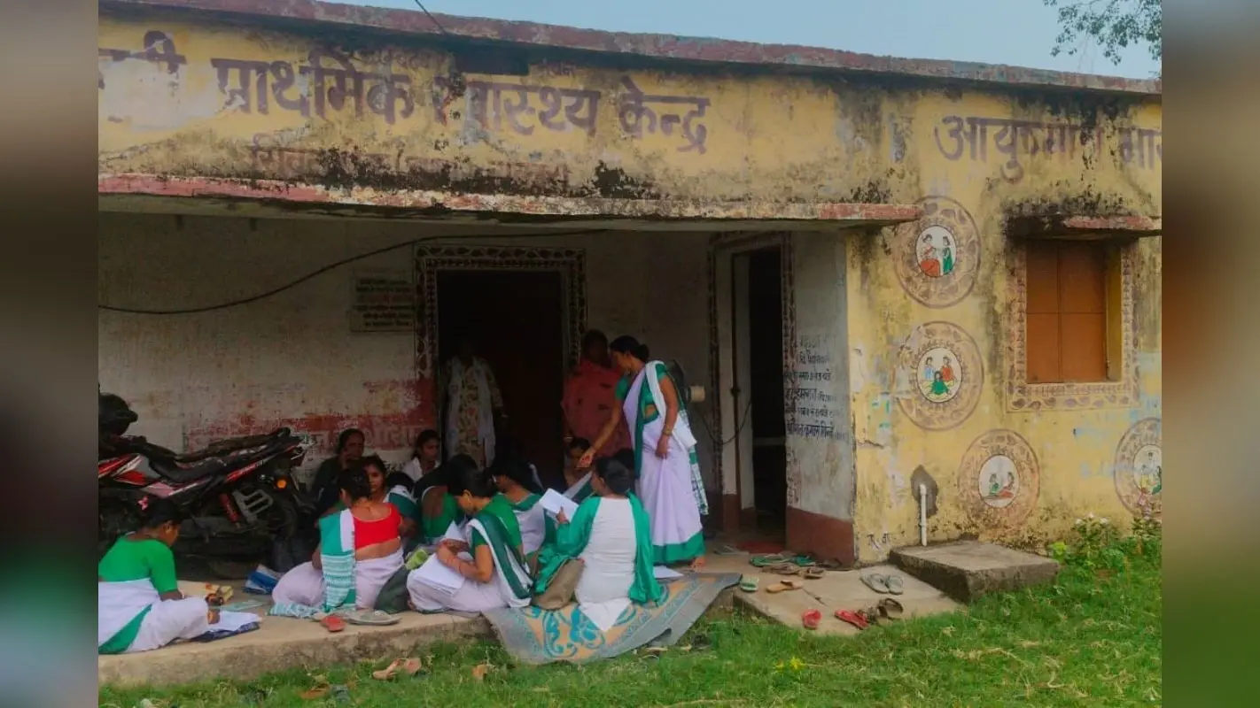 बोकारो स्टील सिटी के UPHC की दुर्दशा: 4 महीने से इंटरनेट ठप, टेटनस वैक्सीन तक नहीं