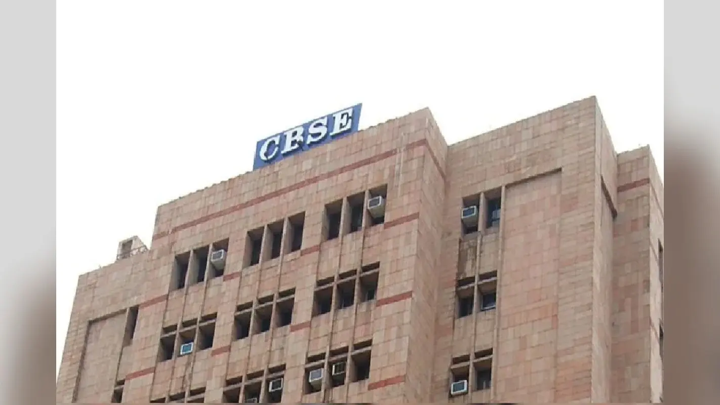 CBSE चेयरमैन और सचिव का तबादला, ऑन-स्क्रीन मार्किंग सेवाओं की खरीद की होगी जांच