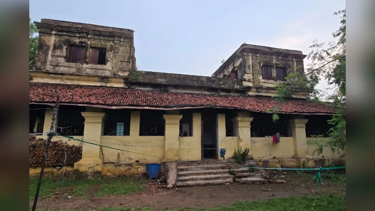 चाईबासा में बड़ा हादसा टला, जर्जर आदिवासी छात्रावास की छत गिरी, बुनियादी समस्याओं से जूझ रहीं छात्राएं