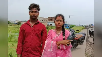 चांडिल में ट्रक ने बाइक को रौंदा, पति-पत्नी ने छलांग लगाकर बचाई जान