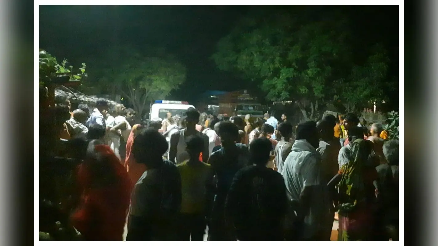 Chanpatia Road Accident: तेज रफ्तार ट्रक ने बाइक सवार परिवार को कुचला, मां और 18 माह के बेटे की मौत