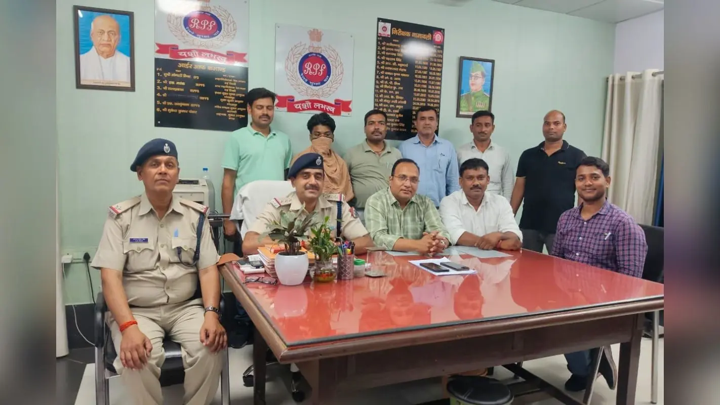छपरा जंक्शन पर मोबाइल चोरी करने वाला शातिर चोर गिरफ्तार, आरपीएफ ने बरामद किए 28 हजार के दो मोबाइल