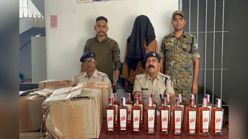 चतरा से बिहार भेजी जा रही थी शराब की खेप, 17 पेटी वाइन के साथ तस्कर गिरफ्तार