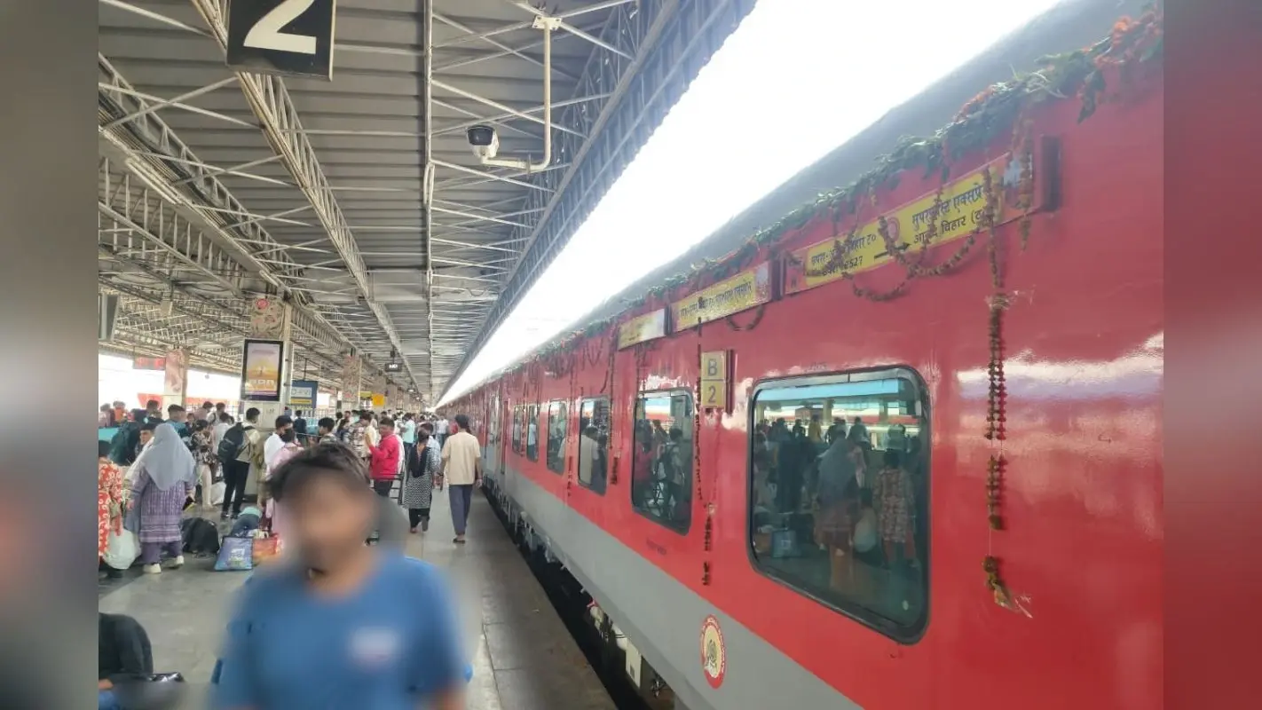 छपरा-आनंद विहार स्पेशल ट्रेन पहले ही दिन 6:30 घंटे लेट पहुंची, यात्रियों का मुफ्त सफर परेशानी में बदला