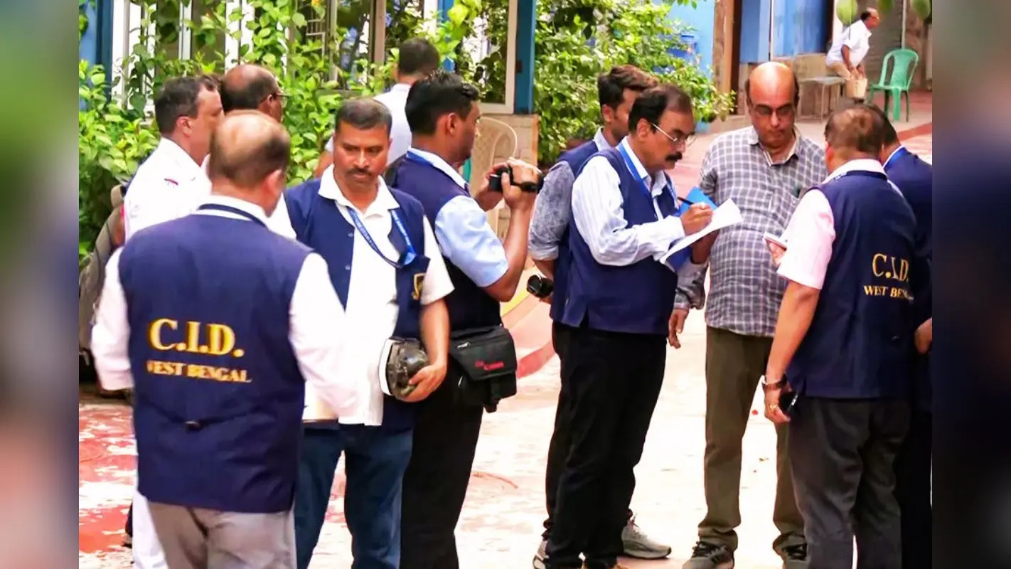 समन छोड़ दिल्ली भागे अभिषेक बनर्जी, ममता के आवास पहुंची सीआईडी, ‘साइन-गेट’ में बुरे फंसे टीएमसी के नंबर-2 नेता