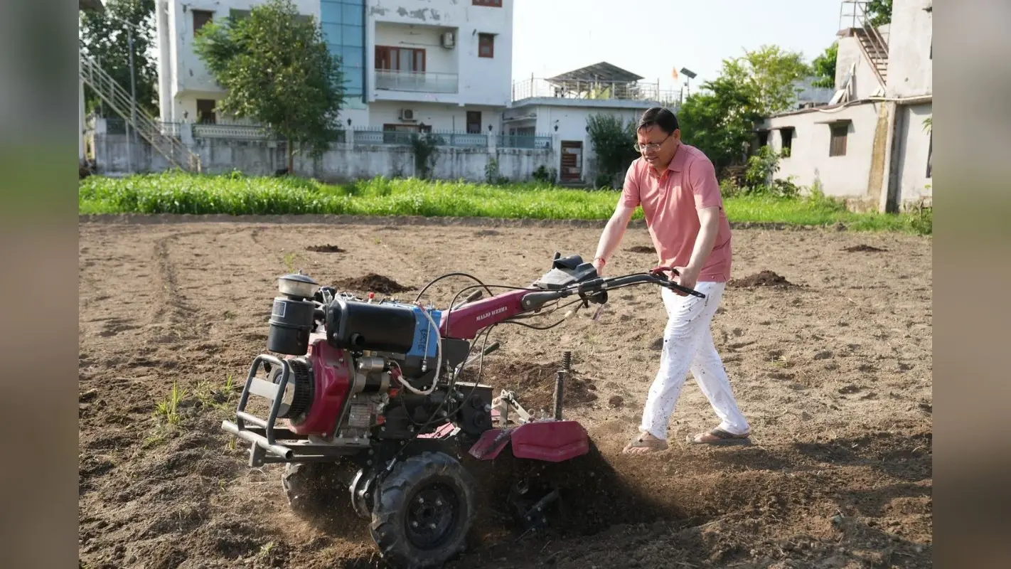 सीएम धामी ने खेत में चलाया टिलर, पारंपरिक कृषि और जैविक खेती का दिया संदेश