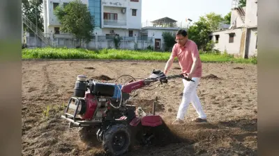 सीएम धामी ने खेत में चलाया टिलर, पारंपरिक कृषि और जैविक खेती का दिया संदेश
