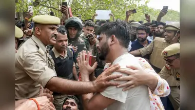जयपुर में कॉकरोच जनता पार्टी के प्रदर्शन के दौरान दीपके की पिटाई, देखें Video