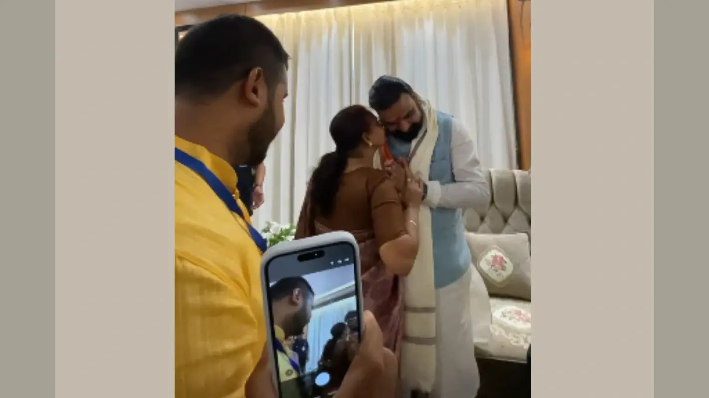 क्रिकेटर आकाशदीप की मां और सीएम सम्राट का वीडियो वायरल, कान में ऐसा क्या कहा कि मुख्यमंत्री लगाने लगे ठहाके?