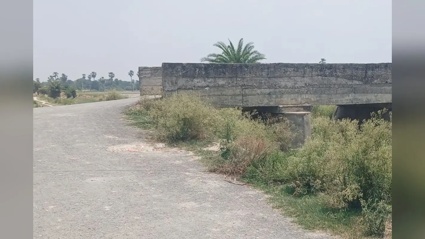 सारण के दरियापुर में गलत जगह बनी पुलिया, ग्रामीणों ने निर्माण पर उठाए सवाल, हादसे की आशंका जताई