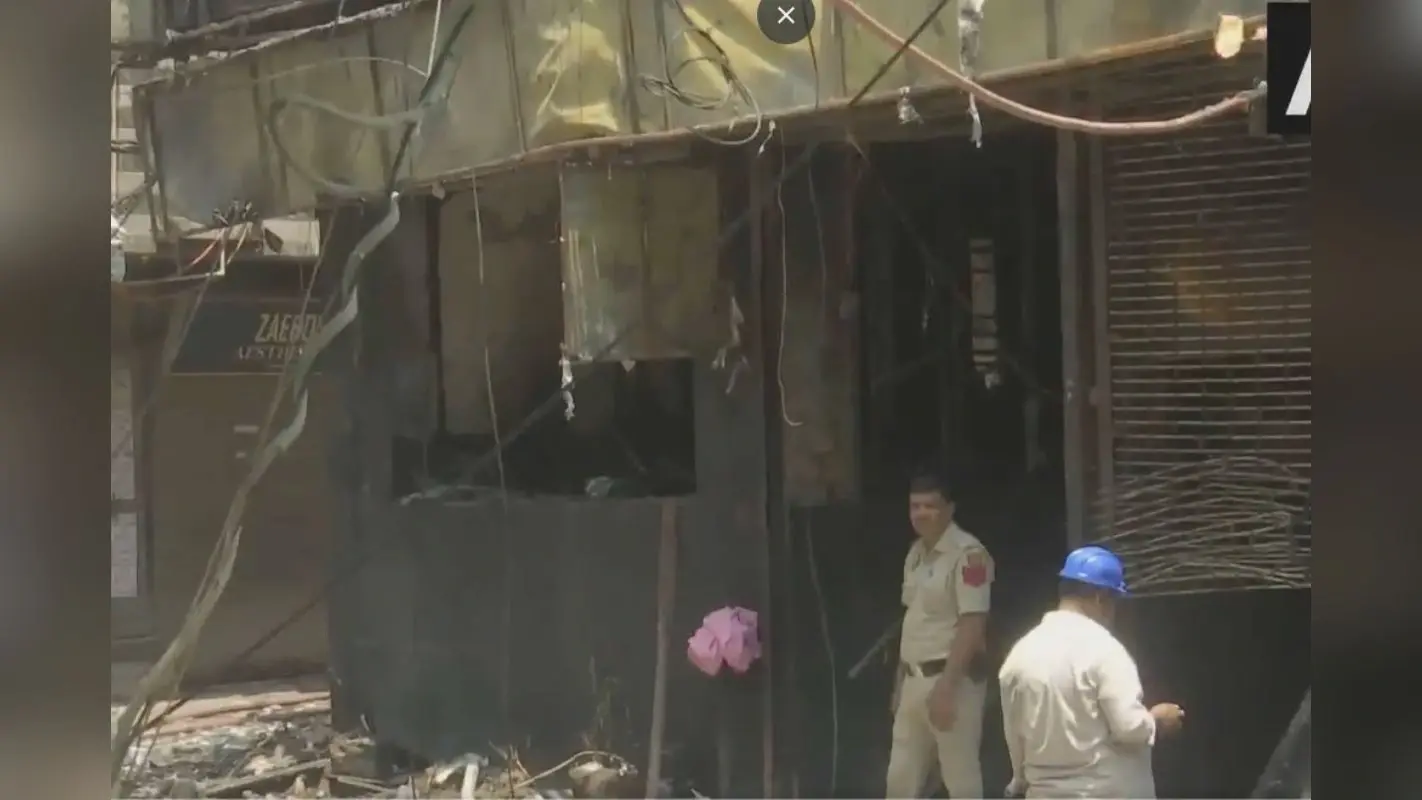 दिल्ली के मालवीय नगर में लगी भयंकर आग, 21 की मौत, बिल्डिंग से कूदे लोग, पीएम मोदी ने मुआवजे की घोषणा की
