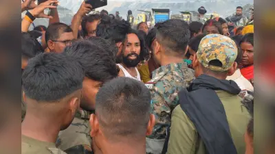 लातेहार में भारी तनाव: बच्चों की मौत पर धरने पर बैठे देवेंद्र महतो को पुलिस ने उठाया