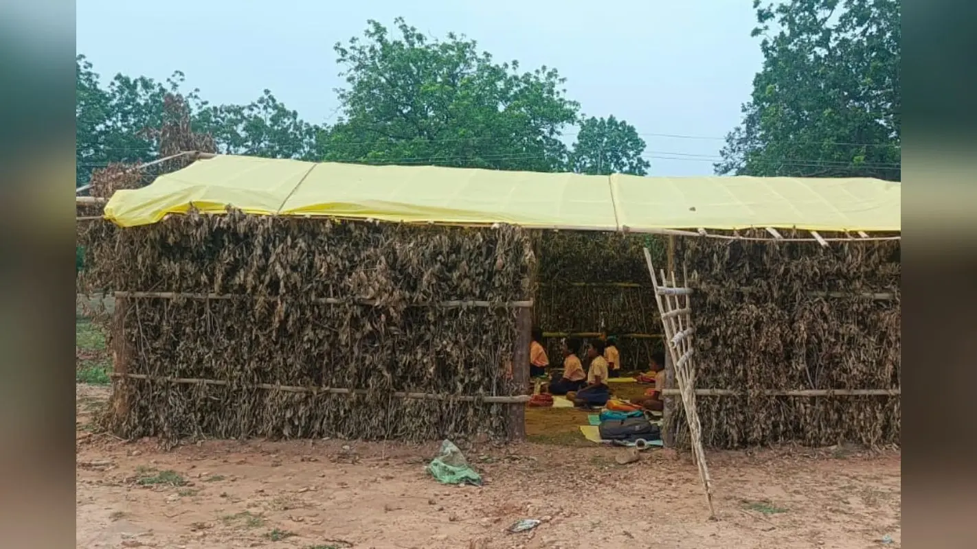सिमडेगा में जर्जर पड़ा स्कूल बिल्डिंग, ग्रामीणों ने पेड़ों की डालियों से तैयार की अस्थायी क्लास