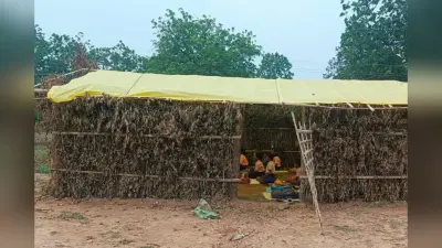 सिमडेगा में जर्जर पड़ा स्कूल बिल्डिंग, ग्रामीणों ने पेड़ों की डालियों से तैयार की अस्थायी क्लास