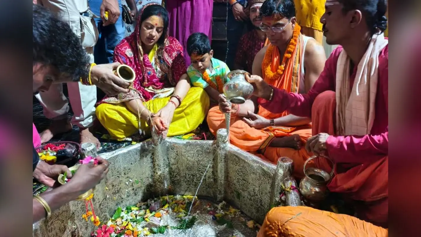 dm performs rudrabhishek: डीएम कौशल कुमार ने की भगवान शिव की आराधना, जिले की सुख-समृद्धि की मांगी दुआ