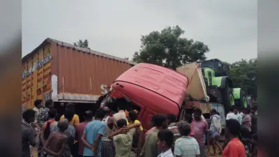 दुमका-जामताड़ा मार्ग पर भीषण हादसा: नशे में धुत कंटेनर चालक ने ट्रेलर को मारी टक्कर, 2 घायल