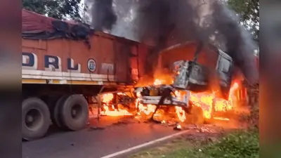 पूर्वी सिंहभूम में दो ट्रेलरों की जोरदार टक्कर के बाद लगी आग, बाल-बाल बचे चालक