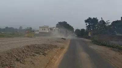 मुरी-गोला की निर्माणाधीन सड़क पर धूल से बढ़ी परेशानी