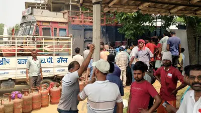 घरेलू गैस वितरण में अनियमितता को लेकर उपभोक्ताओं का हंगामा