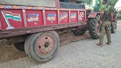 अवैध बालू खनन पर छापेमारी, दो ट्रैक्टर जब्त