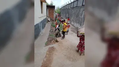Jamshedpur News : सोनारी व कदमा में नालों की सफाई में 30 मजदूरों की जगह 17-19 से ही चलाया जा रहा काम