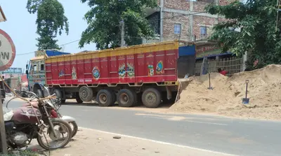 एनएच 327 ई पर व्यापारियों का कब्जा: हाईवे बना गोदाम