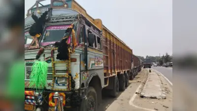 विद्यापीठ व गढ़ी विशनपुर में नो एंट्री के समय ट्रकों के कतार से लग रहा जाम