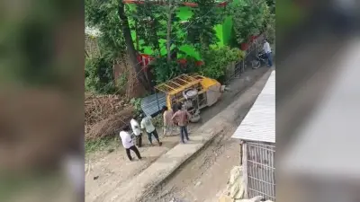 कागजों पर विकास, जमीन पर विनाश, अधूरे नाला निर्माण से वार्ड 12 की सड़क बनी मौत का जाल