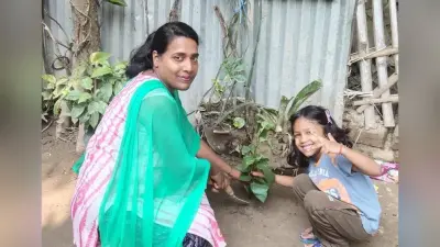 पौधरोपण को लेकर जागरूकता अभियान चला रही प्रधान शिक्षिका