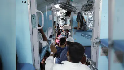 भीड़ में जनरल टिकट वाले रेल यात्री भी स्लीपर में कर रहे सफर