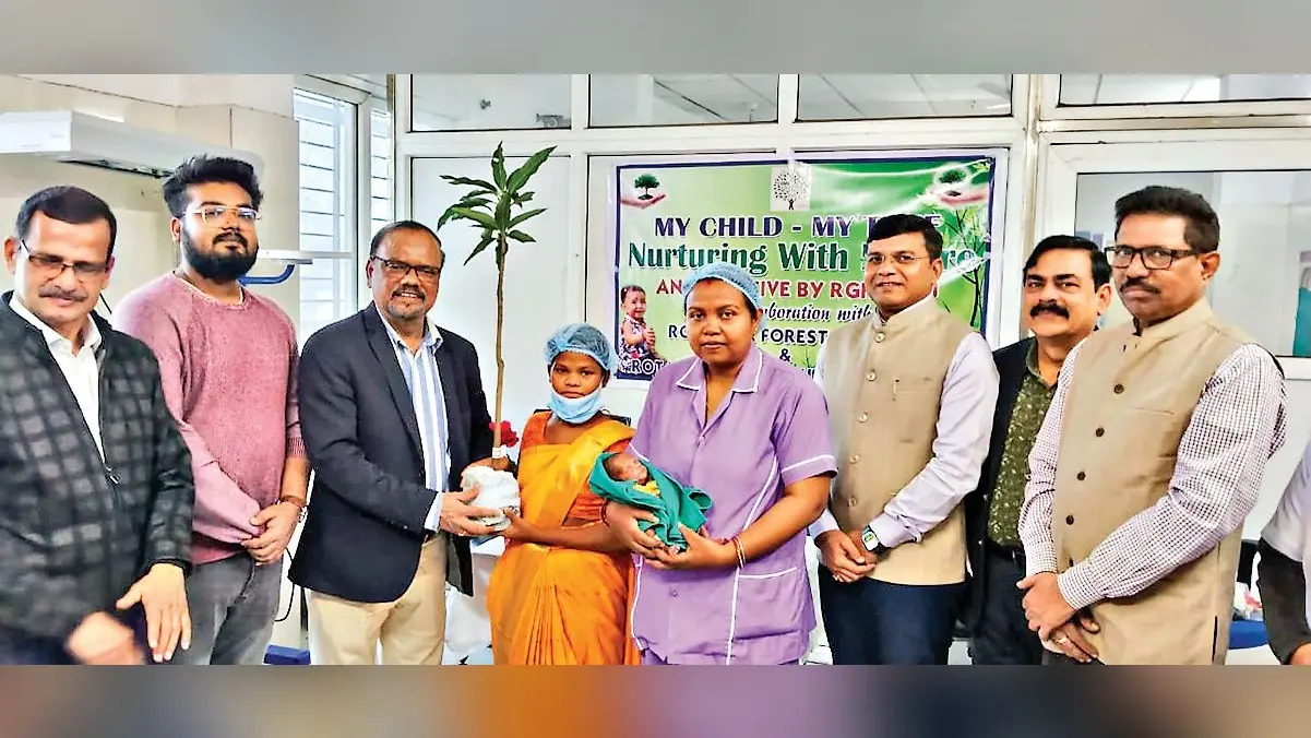 Rourkela News: राउरकेला सरकारी अस्पताल की ‘मेरा बच्चा-मेरा पेड़’ पहल से पर्यावरण संरक्षण और पेरेंटिंग को मिला बढ़ावा