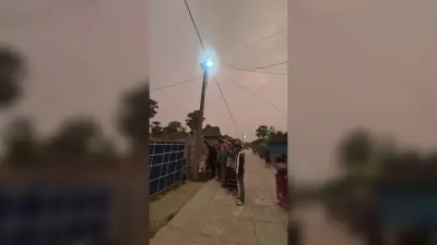 कोढ़ा के आदिवासी टोला में जली स्ट्रीट लाइट, रोशनी से गदगद हुए ग्रामीण