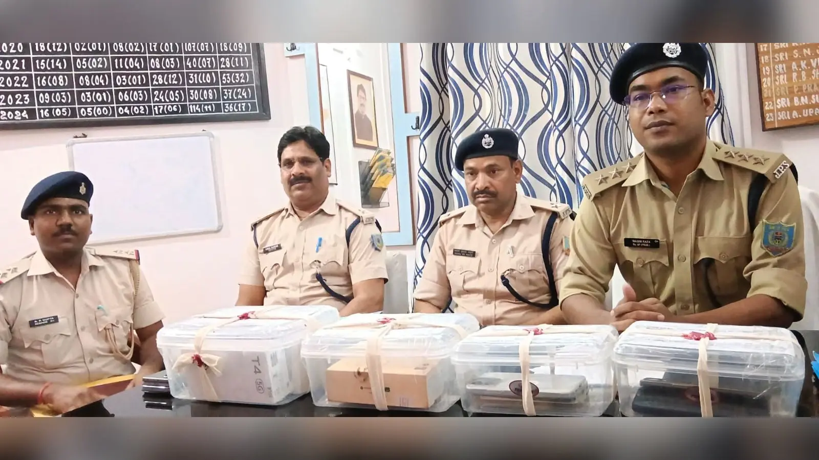 चोरी के 10 मोबाइल के साथ एक नाबालिग किशोर निरुद्ध