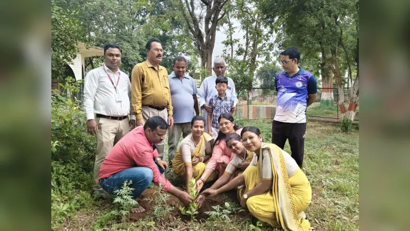 तनिष्क शोरूम में पर्यावरण संरक्षण का संकल्प, ग्राहकों को भेंट किए गए पौधे