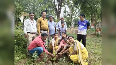 तनिष्क शोरूम में पर्यावरण संरक्षण का संकल्प, ग्राहकों को भेंट किए गए पौधे