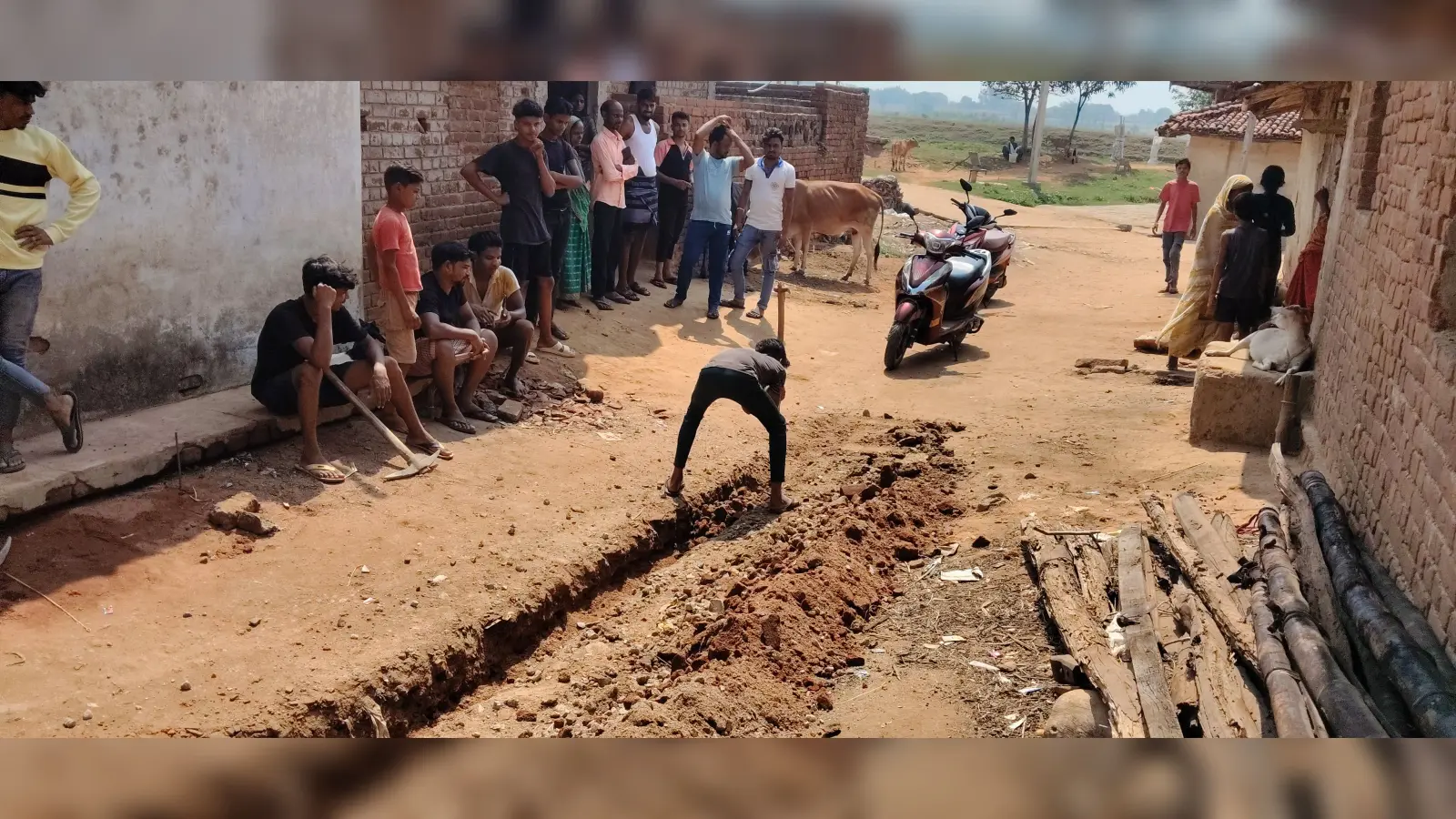 ग्रामीणों ने श्रमदान कर शुरू किया नाला का निर्माण