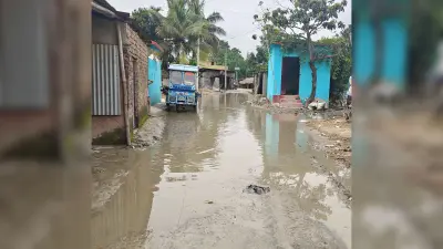 जलजमाव से हरिया जानेवाली सड़क पर आवामन प्रभावित