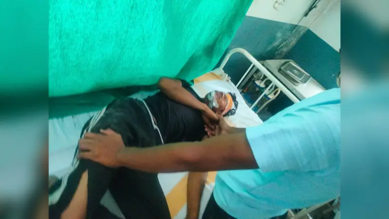 सड़क पर फैले बालू पर बाइक दुर्घटनाग्रस्त, बाइक सवार युवक घायल