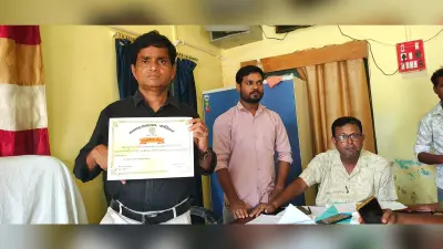 फार्मर रजिस्ट्रेशन कार्य में बेहतर करने पर सीओ को डीएम ने किया सम्मानित