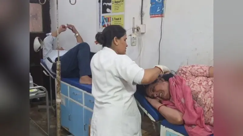 टायर फटने से अनियंत्रित कार पेड़ से टकराया, पांच घायल