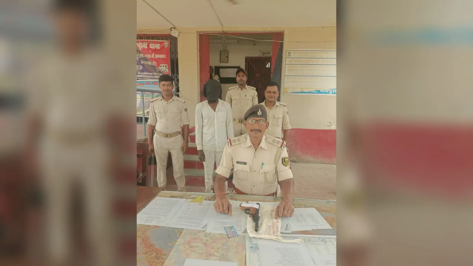 पिस्टलनुमा एयरगन के साथ युवक गिरफ्तार