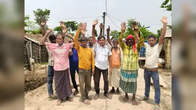सड़क निर्माण कार्य में अनियमितता को लेकर लोगों ने किया प्रदर्शन