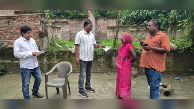 कर्मियों की टीम के साथ गांव पहुंचे बीडीओ, जन कल्याणकारी योजनाओं का लिया स्थलीय जांच