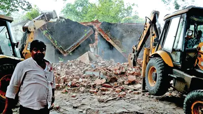 डीएसपी टाउनशिप में अतिक्रमण हटाओ अभियान, जर्जर औरै परित्यक्त क्वार्टरों पर चला बुलडोजर