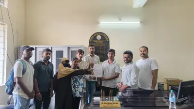 होम सेंटर की मांग को लेकर छात्रों ने प्राचार्य को सौंपा आवेदन